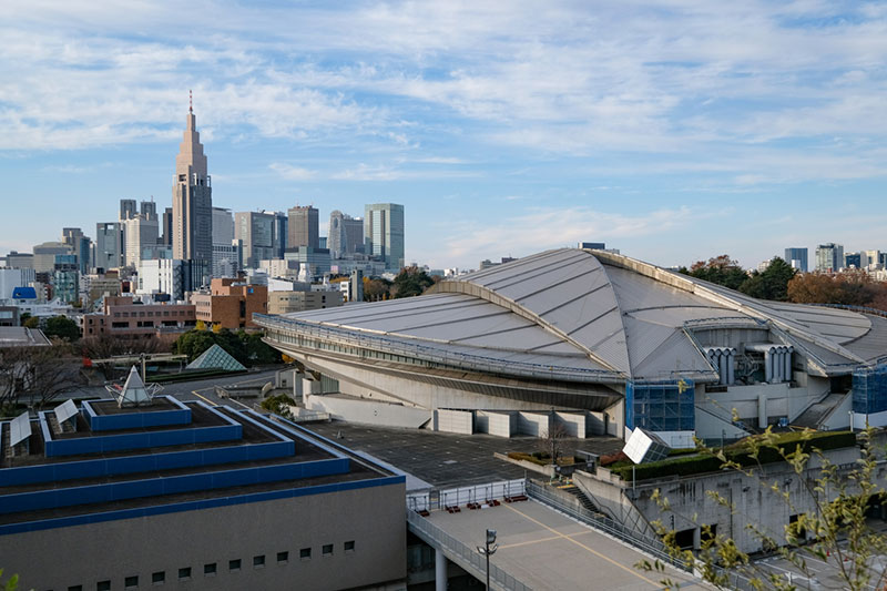 新しい国立競技場も5階の空の杜へ上れば、東京体育館や新宿の高層ビル群を一望できる