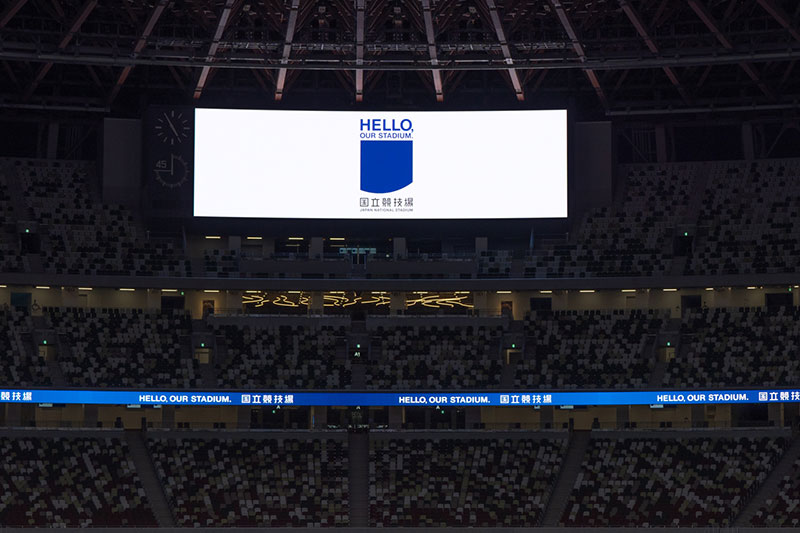 競技場内に表示された「HELLO,OUR STADIUM」。「こんにちは、わたしたちの競技場」という感じかと思う