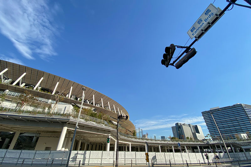 観音橋交差点から国立競技場を見る