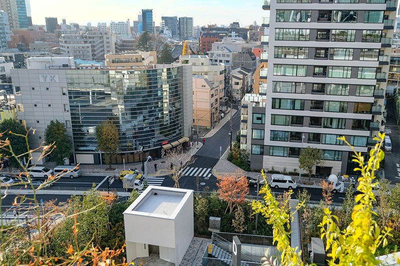 国立競技場5階にある「空の杜」から丁字路の観音橋交差点を見下ろす