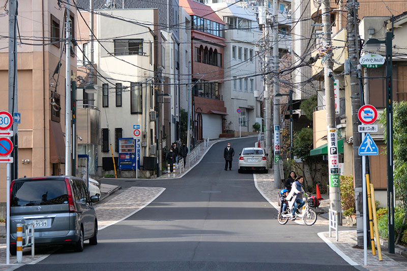観音橋交差点から観音坂を望む。真っすぐな道が明治期の新道。途中、左手に分かれている道が観音坂だ。せっかくなので旧坂を上りたい