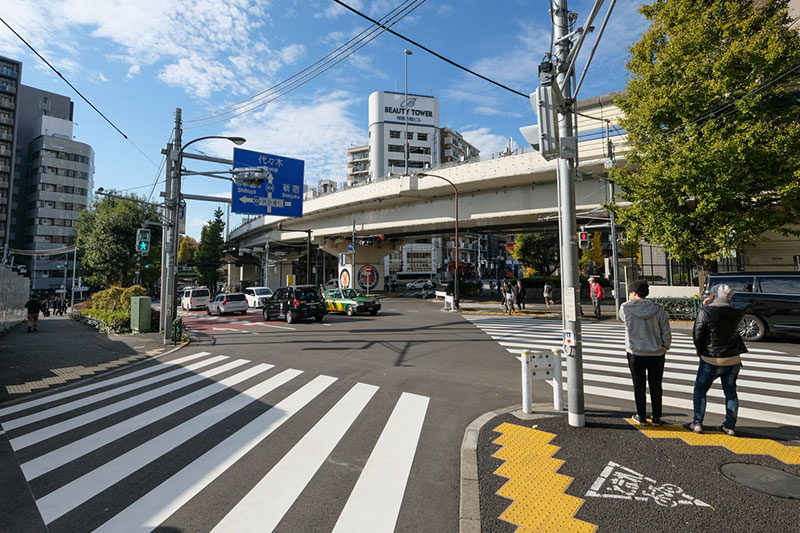 千駄ヶ谷大通り商店街は首都高速道路と明治通りと交差する巨大な交差点で終わるが、道はこの先も続いている。真っすぐ進めば代々木駅だ