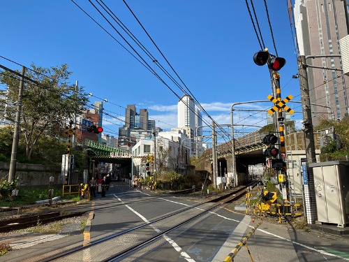 埼京線・湘南新宿ライン（もともとは貨物線）の踏切を渡り、山手線の高架をくぐると代々木駅前に出る