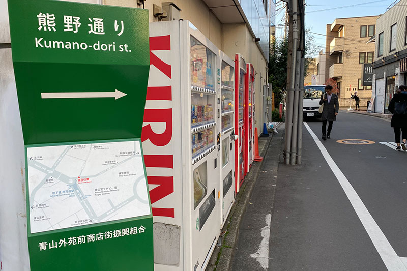 熊野通りから旧鎌倉街道に向けて歩く。しばらく進むと、旧鎌倉街道と交差する十字路に出る。その右角に鎮座する青山熊野神社へ通じる道なので熊野通りと名づけられた