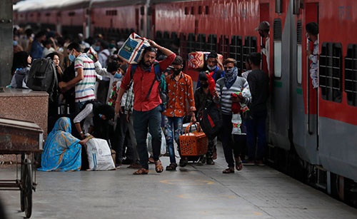 インドは封鎖措置を緩和しており、5月には列車の運行も再開した。写真はインド北部の都市プラヤーガラージの駅（写真：AP／アフロ）