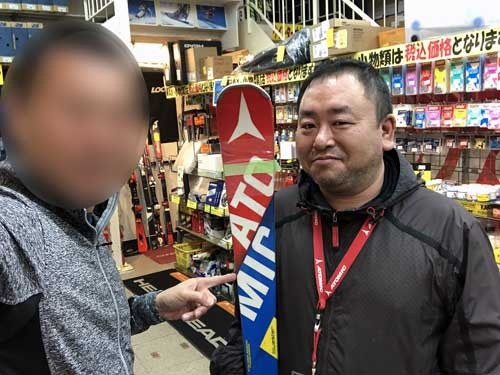 スキーと言えば<a href="http://company.kandahar.co.jp/shop/honten/" target="_blank">カンダハー</a>。本店店長の鈴木くんと。