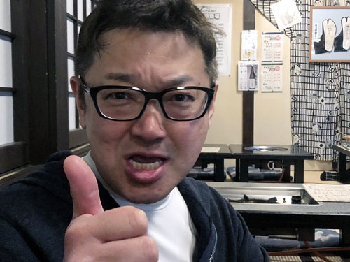 痛風にクロレラはダメ!と志小田同志。彼は神楽坂界隈で気の利いた<a href="https://d-finger.com/?page_id=264" target="_blank">居酒屋</a>を何軒も経営している飲食のプロです。HPに出ている爽やかな青年の写真は20年くらい前のものでしょうか。まるで別人じゃないですか。お見合い写真詐欺と一緒です(笑)。