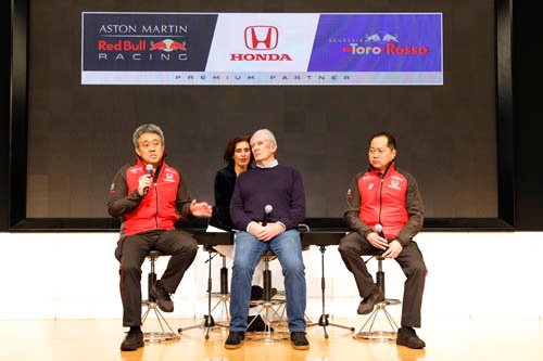 3月9日の「2019 Honda F1 Kick Off 記者会見」にて。左から山本雅史モータースポーツ部部長(当時) 、ヘルムート・マルコ レッドブルモータースポーツアドバイザー、 田辺豊治ホンダF1テクニカルディレクター。山本さんは4月からホンダF1マネージングディレクターに就任された。