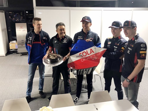 メルボルンのレース期間中に誕生日を迎えた山本さん。4人のF1パイロットから祝福されました。