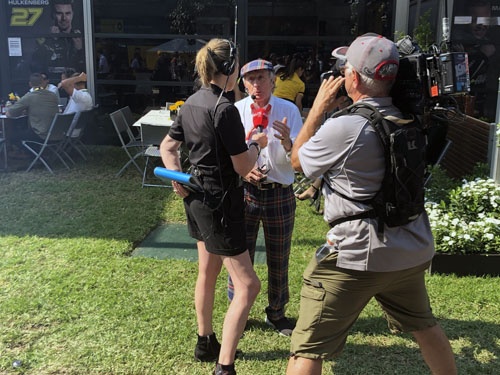 F1の会場には本当にすごい人が普通に歩いています。この方をご存じの方は相当のF1通。