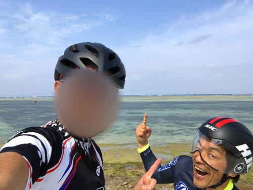 スタート直後の笑顔の写真。この後、スーパー向かい風の中を恩納村まで走って無事に死にました。