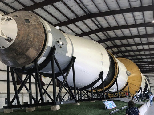NASAに展示してあるサターンⅤ型ロケット。全長110.6ｍ。こんなものを50年も前に造って月まで飛ばしたのですから、やはりアメリカはすごい国です。