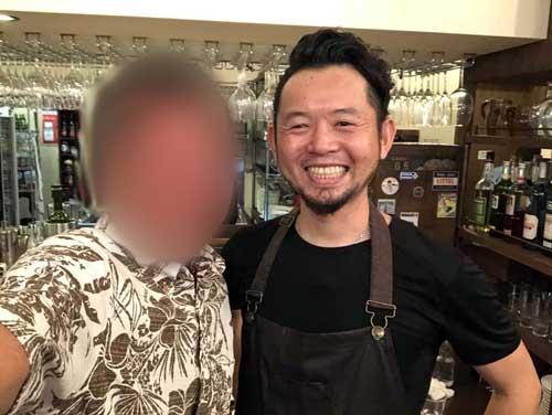 オーナーシェフの加藤大介氏と。超人気店です。予約しないと“絶対”に入れません(この日もフルブッキングでした)。沖縄に行く予定があれば、事前に予約しておきましょう。