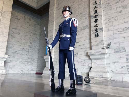 こちらは中正紀念堂で蒋介石の像を護衛する衛兵さん。勤務中は決してまばたきをしないと聞いていたのですが、普通にまばたきしておられました。