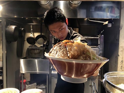 「行ってらっしゃい!」の気合とともに供されるWAGYUJIRO。和牛版二郎ラーメンとでも言いましょうか。ラーメン二郎とWAGYUMAFIAが手を組んで、試行錯誤の末に出来上がった逸品です。神戸牛、但馬牛、尾崎牛の牛骨を10頭分も使って丁寧に炊き上げた和牛100%の牛骨スープ。麺の上にデンと鎮座ましますチャーシューは、チャンピオン神戸牛のメスのウデ肉で作られた極上品。ゼータク極まりない、そして本当においしいラーメンでした。