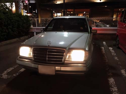 こちらが問題のS124。M・ベンツ云々というより、現代の洗練された輸入車と比べて明らかに武骨なので悪目立ちして「Yさんの家は変わったクルマに乗っている」と広まってしまった気がします。夜だとなおさら迫力が……。新型だったら案外気にされなかったかもね。エアコンが壊れても渋滞に遭っても、いつも笑顔で耐えてくれるけなげな娘よ、親の趣味のせいですまん。(Y)