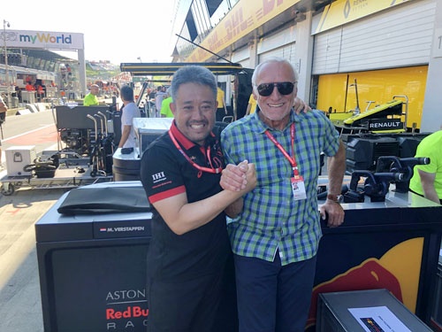 レッドブルの創業者マテシッツ氏(右)と山本さん。マテシッツ氏はマスコミ嫌いで、このように写真に写ることは珍しい。