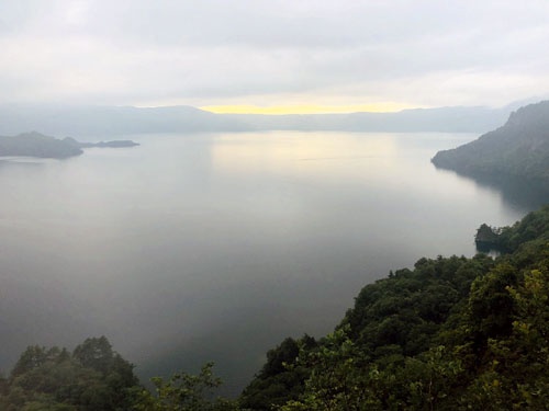 神秘の湖と呼ばれる十和田湖。この写真ではイマイチですが、エメラルドグリーンの湖水がきれいです。
