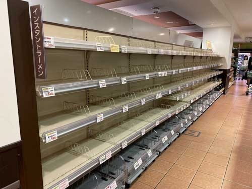 何も残っていませんでした。手ぶらで帰るのもシャクなので、売れ残ったブロッコリーとワインを買って帰りました。