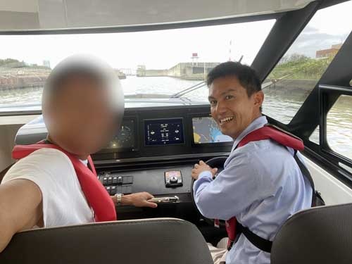オカザキヨットの岡崎浩資朗社長。高校、大学とヨット部に所属した根っからのシーマンです。ゆっくり沖を巡りながら、船の話をたくさん伺いました。