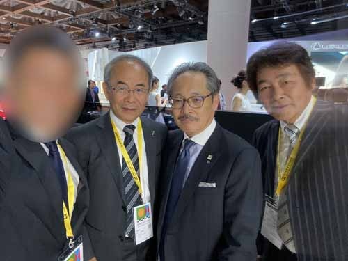 私の左からロードスター貴島孝雄さん、藤原大明神、MZ Racingの三浦正人社長と。マツダもついに電気自動車(EV)を展示する時代になりました。
