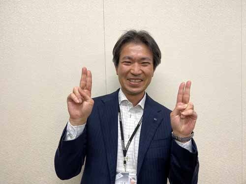 「広報はつらいよ。」主演:カット町田 (ピースではなく、テープを切る仕草です)
