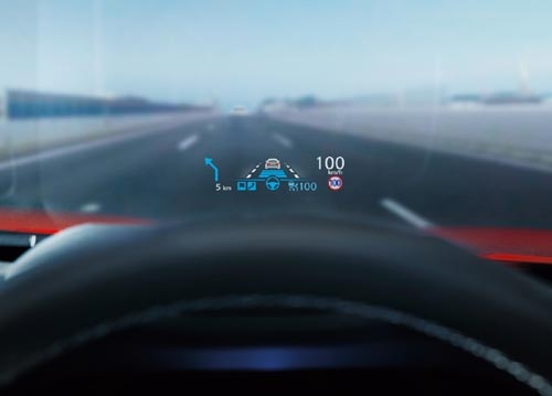 スカイラインのヘッドアップディスプレイ画面。プロパイロット2.0の表示が青になっているときにハンズオフドライブが可能に。（写真：日産）