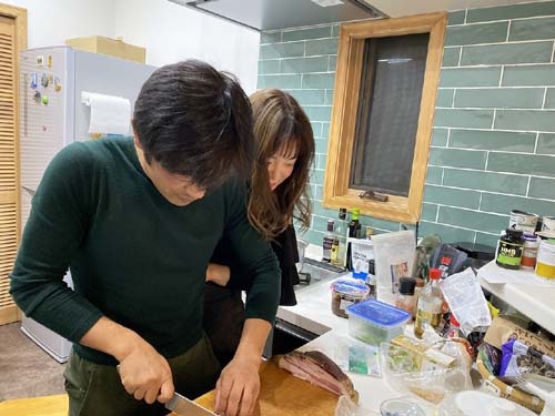 シメのパスタは今回もオリンピアンの宮澤崇史氏が作ってくれました。日本でいう「粉落とし」並みの硬さだったのですが、「イタリアの田舎に行くともっと硬いのだってある」と。とまれ、手際の良さと味付けは玄人はだしであります。