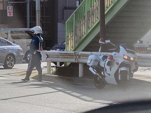 こちらの白バイさんも、同じように右にハンドルを切って止めています。こんどは白バイ車両の組み立て工場に行ってみましょうか。あれはバイクのメーカーがそのまま組み立てているのか。それとも別の特装メーカーが素の車両を買ってきて組んでいるのか。