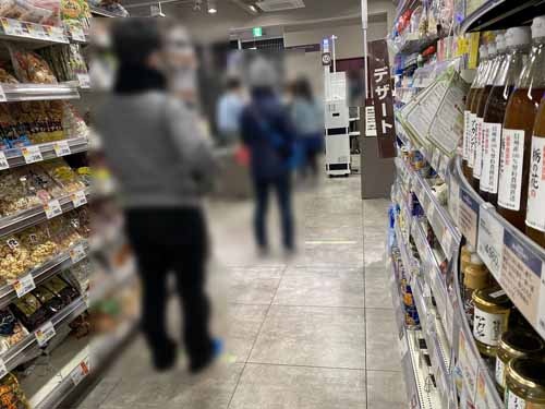 近所のスーパーはパニックになることもなく、通常通り営業しています。レジの前の床にはテープが貼られ、このようにソーシャルディスタンスが維持されている。