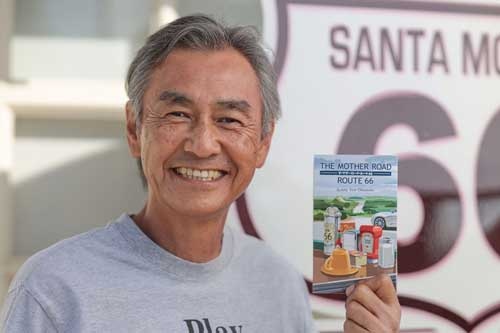 500ページものロードムービーを物したSumito Sam Okamoto氏。『<span class="textColRed"><a href=" https://www.amazon.co.jp/dp/194535206X/" target="_blank">THE MOTHER ROAD / ROUTE 66</a></span>』