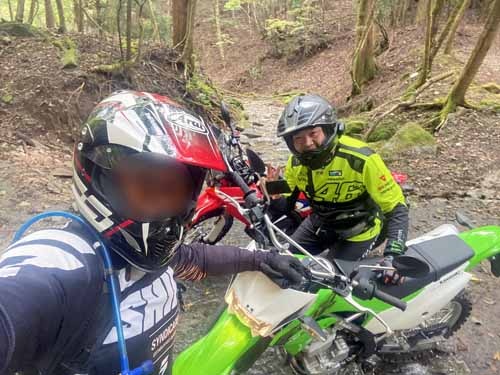 連休初日はバイク歴30年を超える、ベテランライダーの嶋本くんと一緒に林道へ。彼は普段は勇ましいドゥカティに乗っていますが、私に感化されたのかどうか、このたびめでたくオフロードバイクを増車されたのです。今日はいわば彼のオフロード筆下ろし走行であります。
