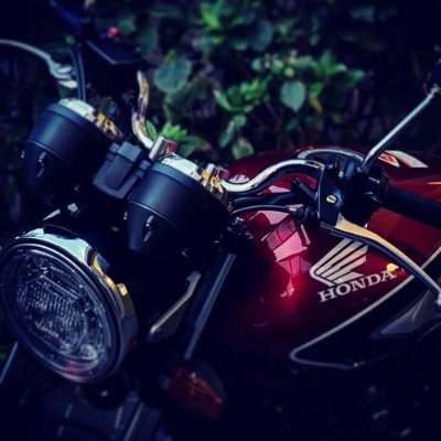 ああ美しい。まるで宝石のようなバイクであります。高速の料金所で係の方が「きれいなバイクですねぇ……」と唸ったものでした。速く、力強く、何よりも乗りやすい。これ以上の排気量など必要ないのではありますまいか。