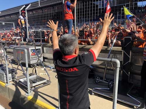 2019年6月30日、F1オーストリアグランプリで実に13年ぶりの優勝を飾ったレッドブル・ホンダ。幸運にもその場に居合わせることができた。ファンの歓声に応えるホンダの山本雅史F1マネージングディレクター。