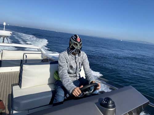 天気も良く風も吹かず波もない。絶好のクルージング日和でありました。実に乗り心地の良い船で、急旋回をしてあえて自らの引き波に突っ込んでみたのですが、それはそれは見事にいなしてくれました。