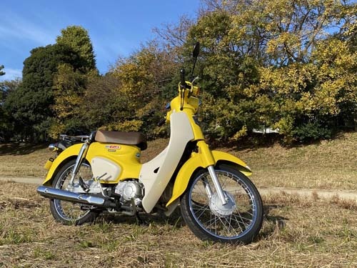 Super Cub 110。地味な配達用バイクのイメージが強いですが、色を変えればこんなにポップなイメージになる。