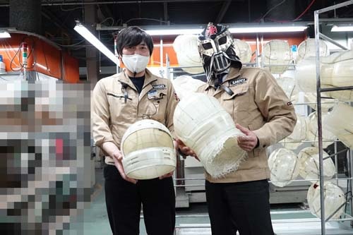 SHOEI茨城工場生産管理部長・村上洋一さん(左)。これは工場に潜入した際の写真。詳しくは後ほど。