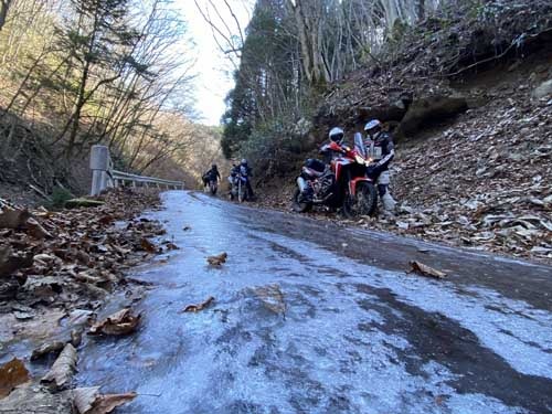 今回走った林道も一気に気温が下がり、日陰の部分はものの見事に凍結していました。不用意に突っ込んだら簡単に転倒してしまいます。道路脇の砂利の上を、ソロリソロリと押して無事に脱出してきました。こういうときはチームワークが肝心です。