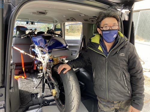 鈴木オートの鈴木正彦さんとフェル2号。しかしステップワゴンってすごいなぁ。こんな大型バイクが楽勝で積めてしまうのですからね。