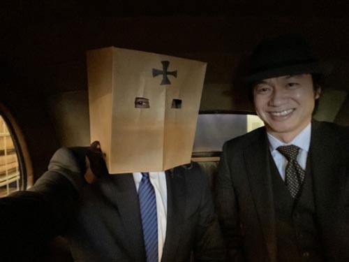 鎌倉アンティークス代表の土橋正臣さんは、英国好きが高じてロンドンタクシーを10台も買い揃えてしまったガチ変態。この写真もロンドンタクシーの後部座席で撮りました。
