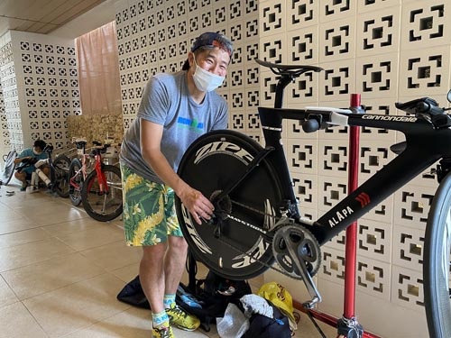 他のチームに帯同されていた「San Diego triathlon room」の伊谷 健治さん。親切にバイクを見てくださいました。
