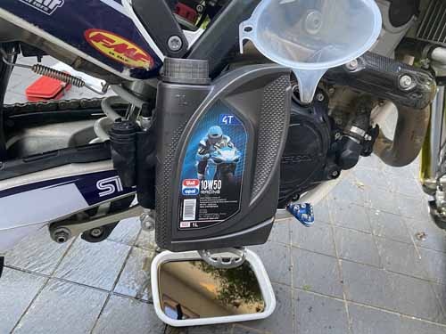 ここのところ5回ほど連続して使っている<a href="https://unilopal.jp/lineup/racing/" target="_blank">ユニルオパールのRACING 10W-50</a>。ギアとエンジンの両方を冷却、潤滑するのですから、そりゃ負荷もかかろうというものです。オイルをケチるとバイク本来の性能を出すことができなくなります。昼飯はケチっても、ここをケチってはいけません。