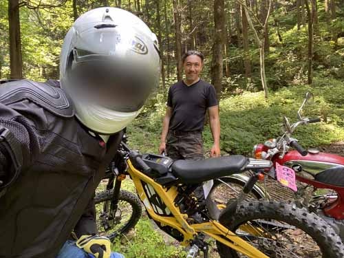 SUR-RONに乗って鈴木オート近くの林道を軽く(でもないか。鈴木さん速いんだもんww)試乗。いや、これは楽しかった。やっぱりオフ車は軽さが命ね。