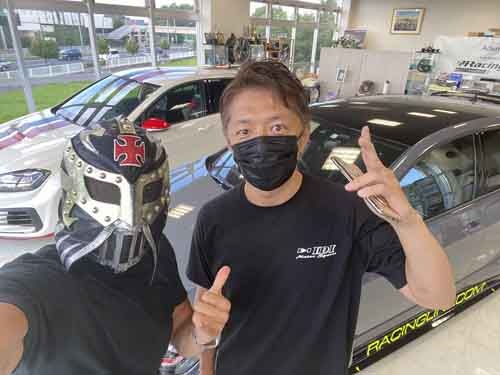 アデナゥの密山祥吾社長と。自慢のチューニングカーにも同乗させていただきました。