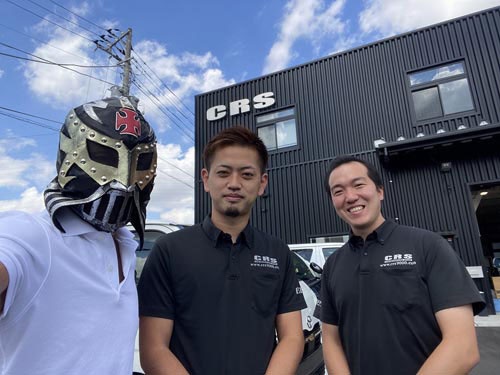 CRS横浜店の丸山店長とカスタムを担当してくださる浦野さん。お世話になります。浦野さんはバイク乗りで、ご自身の(かなり目立つ)ハイエースもトランポ使用。バイクを載せるためのさまざまなノウハウを教えていただきました。長い付き合いになりそうです。よろしくお願いします。