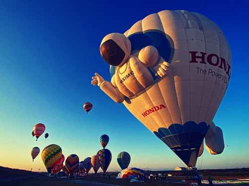 朝日を浴びながら立ち上がる、ホンダのオフィシャルバルーンであるASIMO号。競技には参加せず少し離れた場所から競技気球の見学をします。