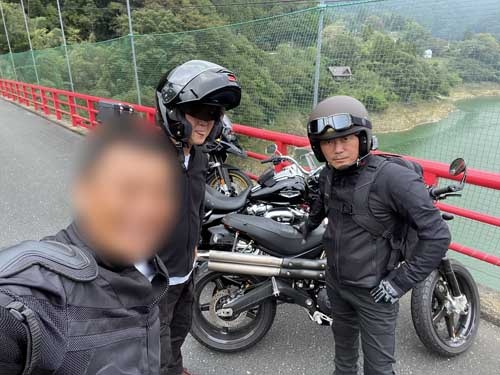 写真中央が飛鳥田さん。10月にBMWにドカティにハーレーというバラバラのラインナップでツーリングに行ったときの写真。