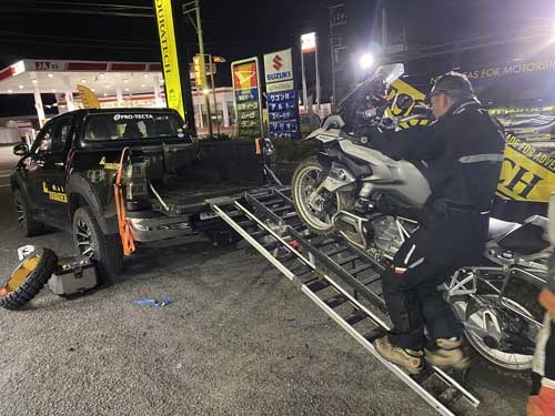 名古屋からハイラックスにGSを載せて練習会に参加されたGSフリークの方。簡単そうに見えるが、この重量級バイクを高い荷台に乗せるには相当な技量が求められる。