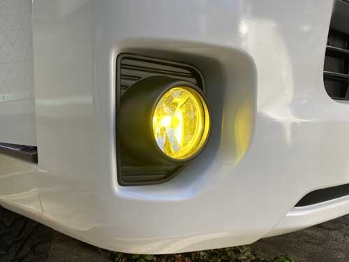そしてこちらがイエローの状態です。ハロゲンやHIDでは考えられない、LEDならではの機能です。いや、便利な時代になりました。