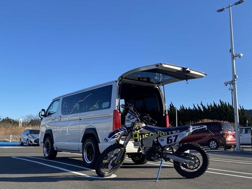 なんだかバイクが載せにくいな……と思ったら車高を上げたからでした。4センチの差は意外と大きいです。トランポとして買ったクルマの車高を上げるなんて、本末転倒もいいところですが、見た目は大事ですからね。
